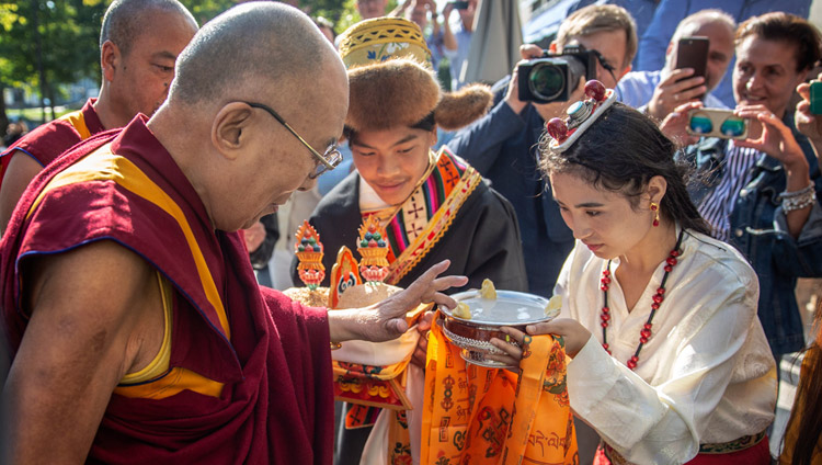 Members of the Tibetan community offering His Holiness the Dalai Lama a traditional welcome on his arrival at his hotel in Rotterdam, Netherlands on September 14, 2018. Photo by Jeppe Schilder