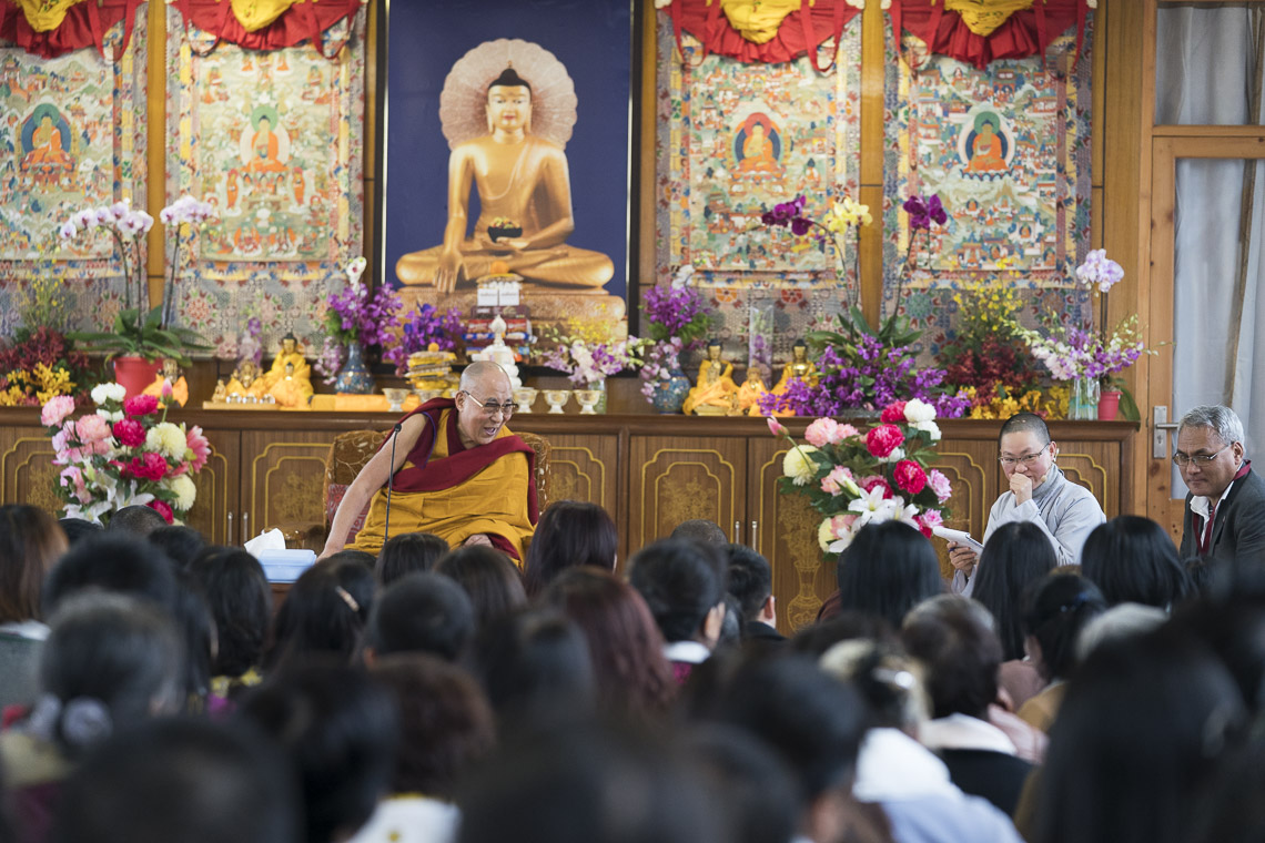 Prayers At The Mahabodhi Stupa In Bodhgaya The Th Dalai Lama