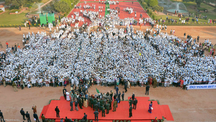 More than 5000 schoolchildren assembled on the forecourt of Rastrapati Byayan where the President of India, Pranab Mukherjee, flagged off the 100 Million for 100 Million campaign in New Delhi, India on December 11, 2016. Photo/Office of the Indian President