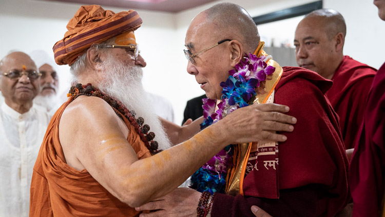 His Holiness the Dalai Lama exchanging greeting Swami Karshni Gurusharanandaji Maharaja on his arrival at Sri Udasin Karshni Ashram in Mathura, UP, India on September 22, 2019. Photo by Tenzin Choejor