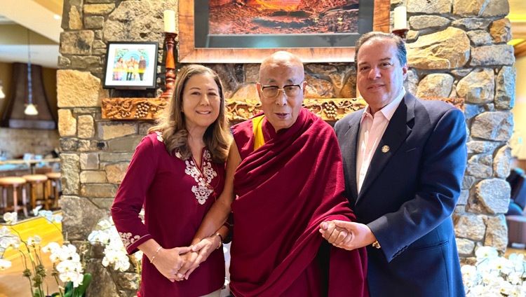 Carol y Sam Nappi con Su Santidad el Dalái Lama en el norte del estado de Nueva York el 20 de agosto de 2024. Foto por Ven Tenzin Jamphel.