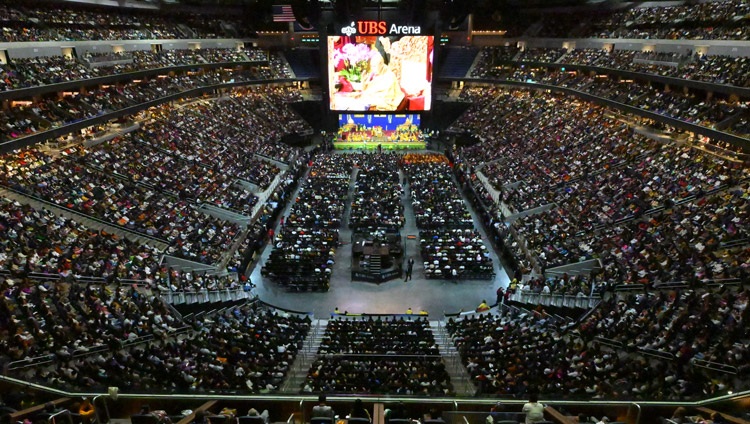 Vista del estadio UBS Arena lleno hasta los topes de 17.000 miembros de la comunidad tibetana y amigos para asistir al ritual de oraciones de larga vida por Su Santidad el Dalái Lama en Elmont, NY, EE.UU. el 22 de agosto de 2024. Foto de Sonam Zoksang