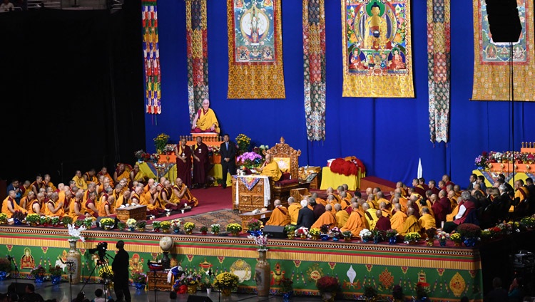 Su Santidad el Dalái Lama dirigiéndose a la congregación durante la ceremonia de Ofrenda de Larga Vida en el UBS Arena en Elmont, NY, EE. UU., el 22 de agosto de 2024. Foto por Sonam Zoksang.