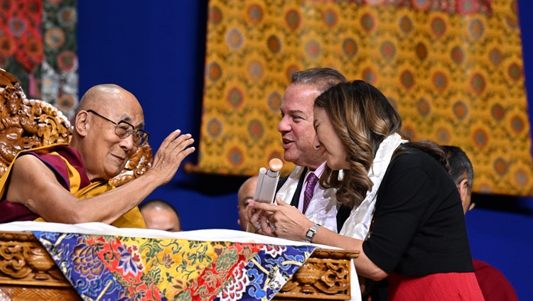 Su Santidad el Dalái Lama agradeciendo a Carol y Sam Nappi su hospitalidad durante su recuperación al final de la ceremonia de Ofrenda de Larga Vida en el UBS Arena en Elmont, NY, EE. UU., el 22 de agosto de 2024. Foto por Sonam Zoksang.