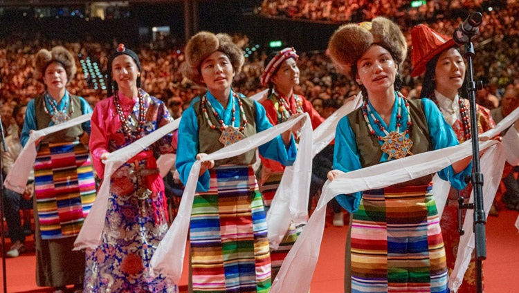 Un grupo de cantantes y bailarines tibetanos cantan en alabanza de Su Santidad el Dalái Lama al comienzo del ritual de oraciones de larga vida en el Hallenstadion de Zúrich, Suiza, el 25 de agosto de 2024. Foto de Manuel Bauer