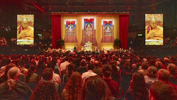 Vista del escenario del Hallenstadion de Zúrich (Suiza) durante el ritual de oraciones de larga vida ofrecido a Su Santidad el Dalái Lama por la Comunidad Tibetana de Suiza y Liechtenstein el 25 de agosto de 2024. Foto de Manuel Bauer