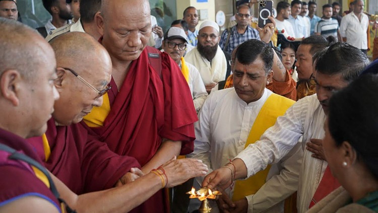 Local Hindu leaders receiving His Holiness the Dalai Lama with a ceremonial lamp at the Kangra Airport in Gaggal, HP, India on August 28, 2024. Photo by Tenzin Phende / CTA