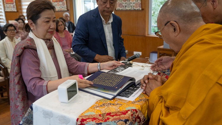 Susanna B. Afan, Presidenta de la Fundación del Premio Ramón Magsaysay, presentando una serie de siete volúmenes titulada Grandeza de Espíritu sobre anteriores galardonados con el premio en presencia de Su Santidad el Dalái Lama en su residencia de Dharamsala, HP, India, el 4 de septiembre de 2024. Foto de Tenzin Choejor