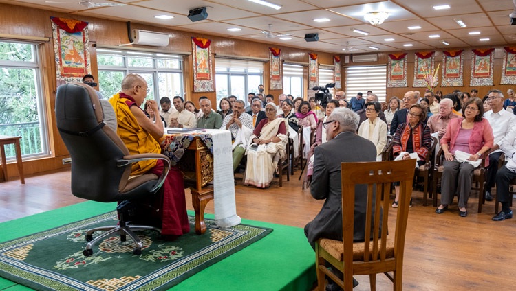 Su Santidad el Dalái Lama dirigiéndose a los galardonados con el Premio Ramón Magsaysay, al Patronato de la Fundación del Premio Ramón Magsaysay y a sus amigos durante su reunión en su residencia de Dharamsala, HP, India, el 4 de septiembre de 2024. Foto de Tenzin Choejor