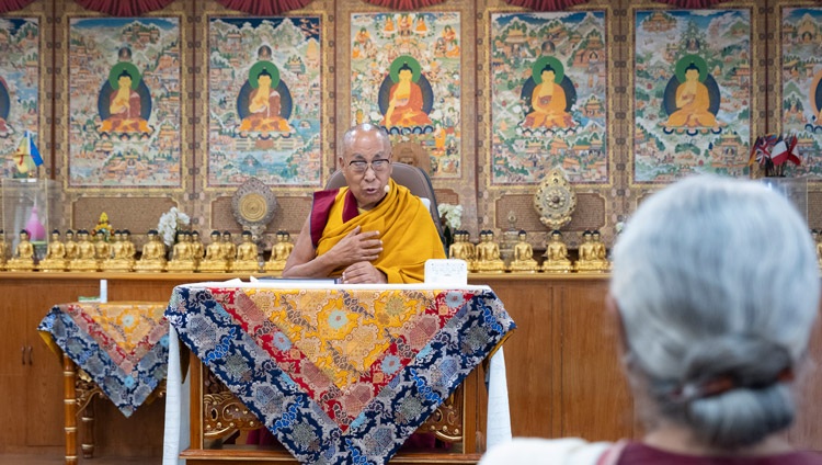 Su Santidad el Dalái Lama dirigiéndose a la congregación durante la reunión con los galardonados con el Premio Ramón Magsaysay, el Patronato de la Fundación del Premio Ramón Magsaysay y amigos en su residencia de Dharamsala, HP, India, el 4 de septiembre de 2024. Foto de Tenzin Choejor