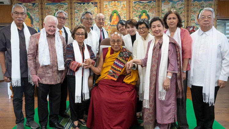 Los galardonados con el Premio Ramón Magsaysay, el Patronato de la Fundación del Premio Ramón Magsaysay y Su Santidad el Dalái Lama posan para una foto de grupo al término de su reunión en su residencia de Dharamsala, HP, India, el 4 de septiembre de 2024. Foto de Tenzin Choejor