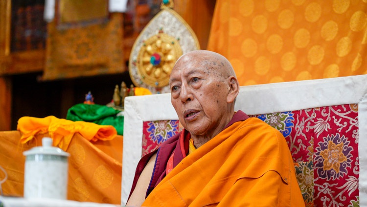 Ven Profesor Samdhong Rinpoché dirigiéndose a la congregación en el templo tibetano principal de Dharamsala, HP, el 6 de septiembre de 2024. Foto de Lobsang Tsering