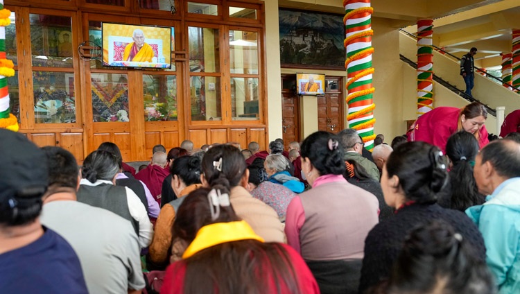 Miembros del público sentados en el patio viendo al Ven Profesor Samdhong Rinpoché impartiendo enseñanzas en el templo tibetano principal de Dharamsala, HP, el 6 de septiembre de 2024. Foto de Ven Zamling Norbu