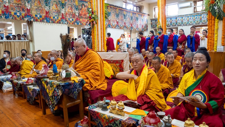 Ling Rinpoché preside la ceremonia de larga vida ofrecida a Su Santidad el Dalái Lama por la Comunidad Mönpa de Arunachal Pradesh en el templo tibetano principal de Dharamsala, HP, India, el 7 de septiembre de 2024. Foto de Tenzin Choejor