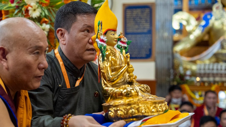 El Ministro Principal de Arunachal Pradesh, Pema Khandu, ofreciendo a Su Santidad el Dalái Lama una estatua de Lama Tsongkhapa durante la ceremonia de larga vida en el templo tibetano principal de Dharamsala, HP, India, el 7 de septiembre de 2024. Foto de Tenzin Choejor