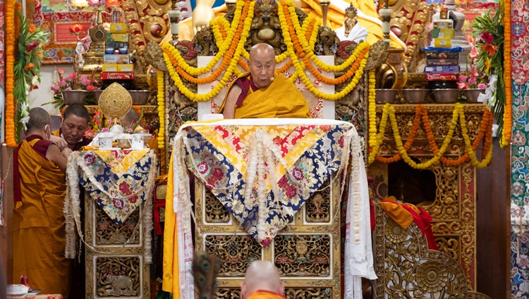 Su Santidad el Dalái Lama dirigiéndose a la congregación durante la ceremonia de Larga Vida en el templo tibetano principal de Dharamsala, HP, India, el 7 de septiembre de 2024. Foto de Ven Zamling Norbu