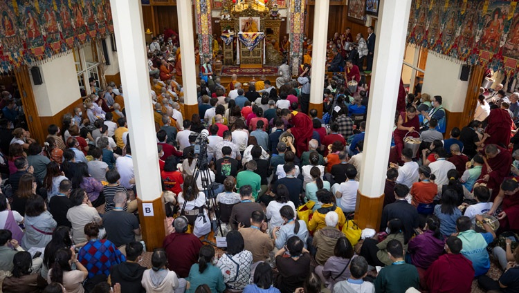 Vista del interior del templo tibetano principal durante las enseñanzas de Su Santidad el Dalái Lama para los budistas del sudeste asiático en Dharamsala, HP, India, el 12 de septiembre de 2024. Foto de Ven Zamling Norbu