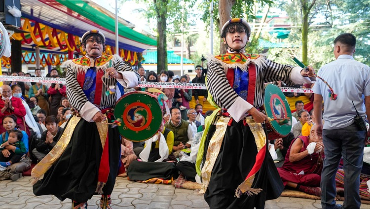 Bailarines tibetanos actuando mientras Su Santidad el Dalái Lama llega al patio del templo tibetano principal para asistir a una ceremonia de ofrenda de larga vida en Dharamsala, HP, India, el 18 de septiembre de 2024. Foto de Tenzin Choejor