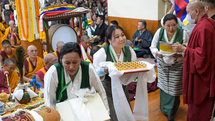 Miembros de la Asociación de Mujeres Tibetanas (TWA) portando ofrendas desfilando ante Su Santidad el Dalái Lama durante la Ceremonia de Ofrendas de Larga Vida en el templo tibetano principal de Dharamsala, HP, India, el 18 de septiembre de 2024. Foto de Ven Zamling Norbu