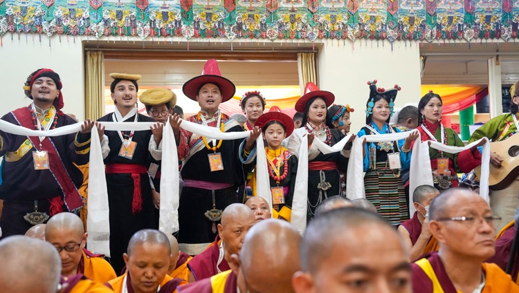 Laicos tibetanos cantando una canción compuesta para Su Santidad el Dalái Lama durante la Ceremonia de Ofrenda de Larga Vida en el templo tibetano principal de Dharamsala, HP, India, el 18 de septiembre de 2024. Foto de Tenzin Choejor