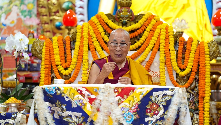 Su Santidad el Dalái Lama durante la ceremonia de ofrenda de larga vida en el templo tibetano principal de Dharamsala, HP, India, el 18 de septiembre de 2024. Foto de Tenzin Choejor