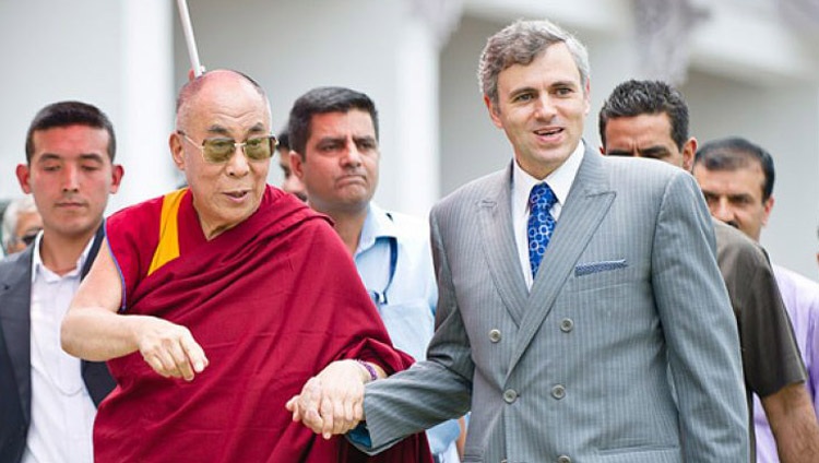 Su Santidad el Dalái Lama con el Ministro Principal de Jammu y Cachemira, Omar Abdullah, el 12 de julio de 2012. Foto de Tenzin Choejor