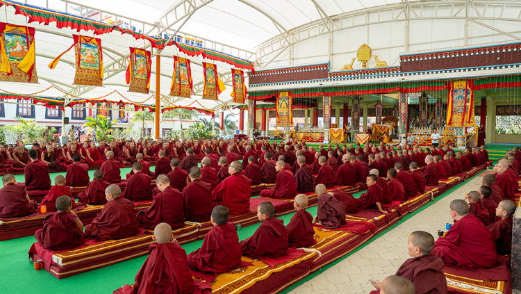 Su Santidad el Dalái Lama participando en una ofrenda de oraciones en el patio de debate del Monasterio de Tashi Lhunpo en Bylakuppé, Karnataka, India, el 5 de febrero de 2025. Foto de Tenzin Choejor.