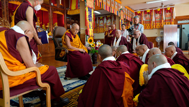 Su Santidad el Dalái Lama reunido con monjes mayores antes del inicio de la Ofrenda de Oraciones de Larga Vida en Sera Lachi, Bylakuppé, Karnataka, India, el 5 de febrero de 2025. Foto de Tenzin Choejor.