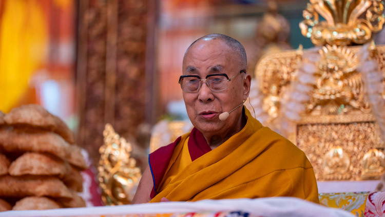 Su Santidad el Dalái Lama dirigiéndose a la asamblea durante la Ofrenda de Oraciones de Larga Vida en Sera Lachi, Bylakuppé, Karnataka, India, el 5 de febrero de 2025. Foto de Tenzin Choejor.