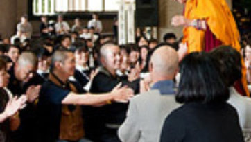 Dalai Lama Visits a Major Buddhist Temple in Yokohama