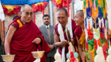 Dalai Lama blesses Tibetan medicine's premiere institute in exile