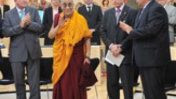 Hundreds of Hessen citizens turn out to greet His Holiness the Dalai Lama